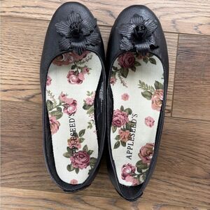 Appleseed’s black leather ballet flat slip on shoe w/ floral accent 7.5 wide